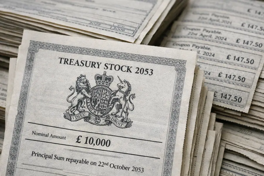 UK 30-Year Gilt Tops 5.89%, a 28-Year High